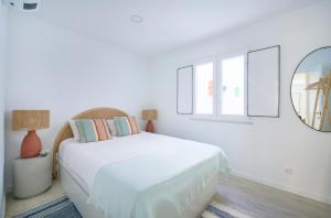 Postel nebo postele na pokoji v ubytování Beach & City Charm With AC, By TimeCooler