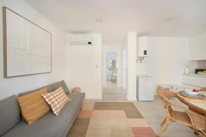 Posezení v ubytování Beach & City Charm With AC, By TimeCooler + 31 fotografií