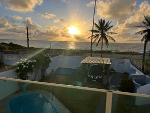 ein Blick auf das Meer vom Balkon eines Hauses in der Unterkunft Casa vista Mar, pé na areia com piscina ! in Pitimbu