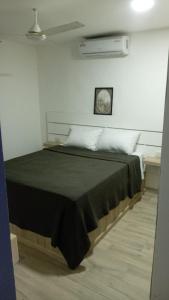 - une chambre avec un lit et une couverture noire dans l'établissement Casa Valentina, à Río San Juan 6 autres photos