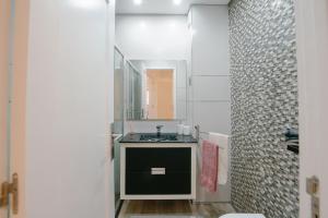a bathroom with a sink and a mirror at Apartamento do Sol, Lobão  +3 photos