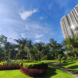einen Park mit Palmen und Gebäuden in der Unterkunft Apartemen SKY HOUSE BSD City Lt 2 LUXURY BALCONY in Samporo
