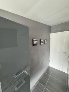 ein Badezimmer mit zwei Bildern an der Wand in der Unterkunft Chez Gomera in Verdun-sur-Meuse