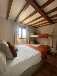 a bedroom with two bunk beds and a window at Villa Dorotea - Casa Rural Vallines in Vallines