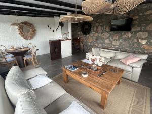 a living room with a couch and a table at suites en la montaña con propuesta de viñedo in La Cumbre