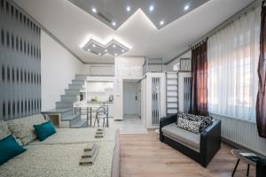 ein Wohnzimmer mit Sofa und Tisch in der Unterkunft Széchenyi Apartman Miskolc belvárosban in Miskolc