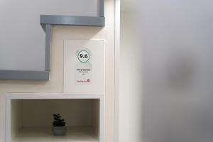 ein Bedienfeld in einer Küche mit Mikrowelle in der Unterkunft Széchenyi Apartman Miskolc belvárosban in Miskolc + 14 Fotos