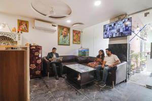 TV a/nebo společenská místnost v ubytování Via Roadway Inn - Nr Yashobhoomi Convention Centre