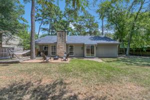 une maison avec deux oiseaux assis dans la cour dans l'établissement Fire Pit Grill Hammock King Bed, à Spring