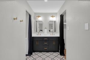 une salle de bain avec un lavabo et deux miroirs dans l'établissement Fire Pit Grill Hammock King Bed, à Spring 46 autres photos