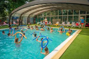 Bazén v ubytování Camping La Baule nebo v jeho okolí