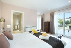 Postel nebo postele na pokoji v ubytování Owl Booking Villa Can Gaya - 5 Minutes Walk to the beach