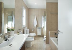 Koupelna v ubytování Owl Booking Villa Can Gaya - 5 Minutes Walk to the beach + 24 fotografií