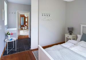 Postel nebo postele na pokoji v ubytování Artist Apartment At Aukrug Nature Park