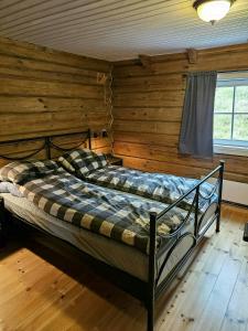 Postel nebo postele na pokoji v ubytování Family Cabin With Views Towards Solentoppene