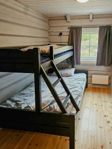 Postel nebo postele na pokoji v ubytování Family Cabin With Views Towards Solentoppene + 5 fotografií