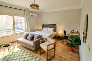 Un pat sau paturi într-o cameră la New Cairo Hotel Suites