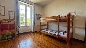 Ένα ή περισσότερα κρεβάτια σε δωμάτιο στο Maison unique avec chasse au trésor