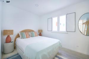 Postel nebo postele na pokoji v ubytování Beach & City Villa With AC, By TimeCooler