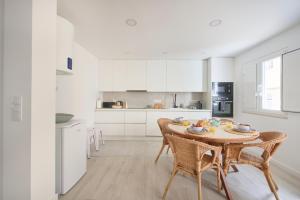 Kuchyň nebo kuchyňský kout v ubytování Beach & City Villa With AC, By TimeCooler