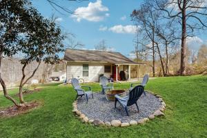 un gruppo di sedie seduti intorno a un focolare in un cortile di Firefly Cottage a Sky Village