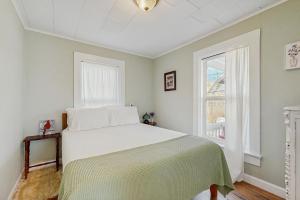 una camera da letto con un letto e una finestra di Firefly Cottage a Sky Village