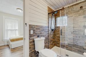 un bagno con wc e doccia di Firefly Cottage a Sky Village Altre 19 foto