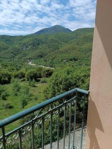 Un balcón con vista a la montaña en The Twin Bridges, 