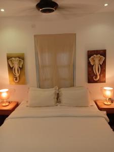 Postel nebo postele na pokoji v ubytování Villa Mangrove Unawatuna + 9 fotografií