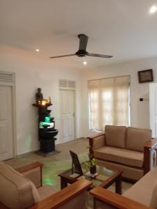 TV a/nebo společenská místnost v ubytování Villa Mangrove Unawatuna