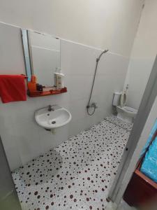 Koupelna v ubytování Nhà nghỉ Đông Phương