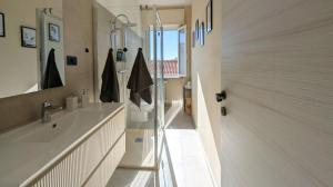 Ένα μπάνιο στο Ari'stay - Panoramic in Piazza Alfieri - 2BR - AC +17 φωτογραφίες