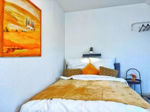 Postel nebo postele na pokoji v ubytování 2-SZ-Dachgeschoss-Apt - 4 getrennte Schlafplätze - Nähe HBF & Messe DUS