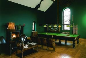 ein Wohnzimmer mit Billardtisch und ein Zimmer mit in der Unterkunft Moongate lodge in Killedmond