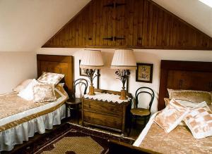 1 Schlafzimmer mit 2 Betten, 2 Tischen und 2 Lampen in der Unterkunft Moongate lodge in Killedmond