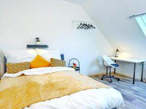 Postel nebo postele na pokoji v ubytování 2-SZ-Dachgeschoss-Apt - 4 getrennte Schlafplätze - Nähe HBF & Messe DUS + 9 fotografií