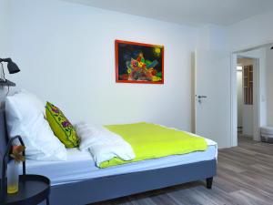 Postel nebo postele na pokoji v ubytování 2-SZ-Dachgeschoss-Apt - 4 getrennte Schlafplätze - Nähe HBF & Messe DUS