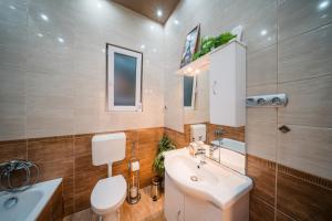 Koupelna v ubytování Széchenyi Aparman (II Relax) Miskolc Belvárosában + 8 fotografií