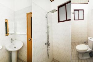 zwei Bilder eines Badezimmers mit Toilette und Waschbecken in der Unterkunft Royal Oshin Hotel in Wadduwa