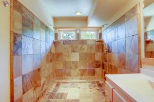 ein großes Bad mit einer Dusche und einem Waschbecken in der Unterkunft Hutson's Bridgeview 30 Day in Hood River + 21 Fotos