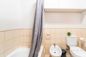 ein Badezimmer mit Toilette, Badewanne und Waschbecken in der Unterkunft GuestReady - Madeiran peaceful nook in Porto Moniz + 20 Fotos