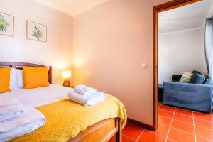 ein Schlafzimmer mit einem Bett und einem Spiegel in der Unterkunft GuestReady - Madeiran peaceful nook in Porto Moniz