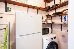 einen Kühlschrank in einer Küche mit Waschmaschine in der Unterkunft GuestReady - Madeiran peaceful nook in Porto Moniz