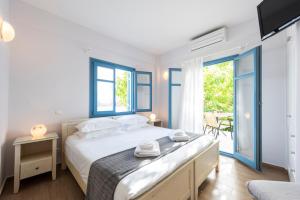 une chambre avec un grand lit et une fenêtre dans l'établissement Alexandros Studios, à Náoussa