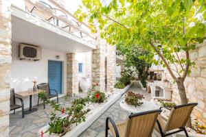 un jardin avec un toit en verre et une terrasse dans l'établissement Alexandros Studios, à Náoussa
