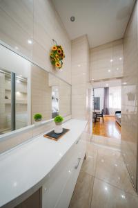 een keuken met een wit aanrecht met bloemen erop bij Széchenyi Apartman (III. Panorama) Miskolc belvárosában in Miskolc