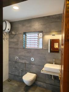 Ένα μπάνιο στο Desai's Mango Retreat