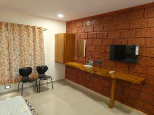 Μια τηλεόραση ή/και κέντρο ψυχαγωγίας στο Desai's Mango Retreat