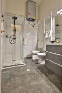 een badkamer met een douche, een toilet en een wastafel bij Morina Rooms in Trieste