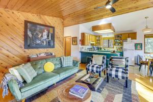 Posezení v ubytování Idyllwild Cabin with Deck and Tahquitz Peak Views